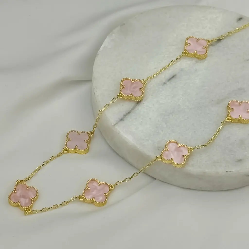 Collar Flor de Trébol Rosada en Baño de Oro de 18k - ¡Atrae Buena Suerte y Estilo!
