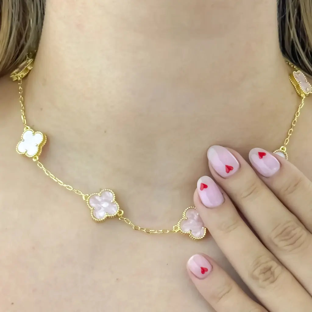 Collar Flor de Trébol Rosada en Baño de Oro de 18k - ¡Atrae Buena Suerte y Estilo!