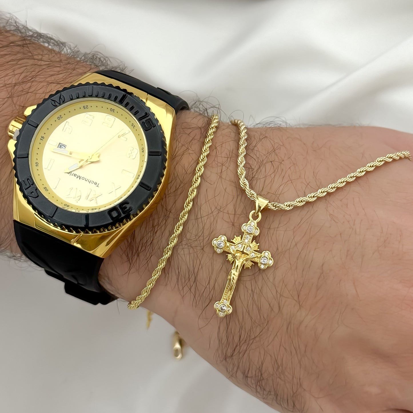 Conjunto Lazo Cadena 60cm + Pulsera Lazo  + Cruz Madero en Baño de Oro de 18k + Reloj Technomarine