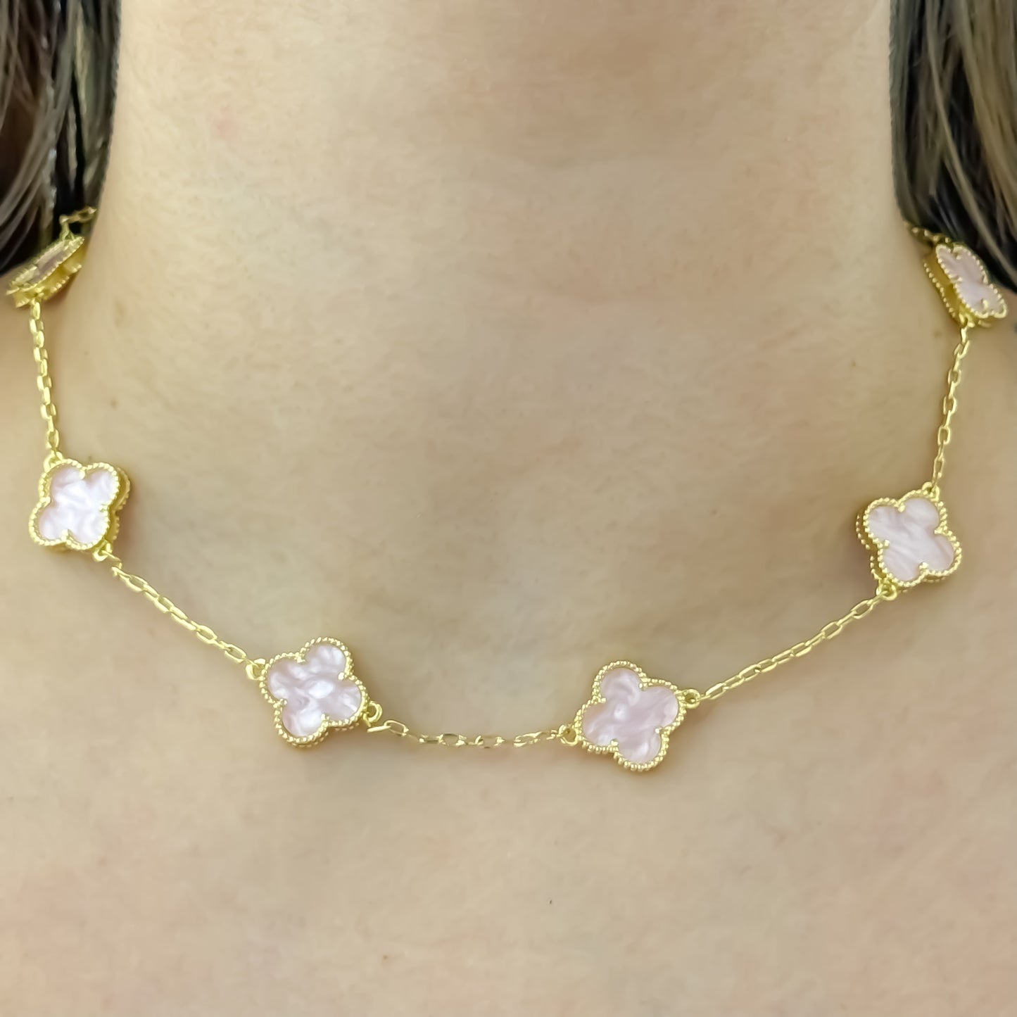 Collar  Flor de Trébol Rosada en Baño de Oro de 18k - ¡Atrae Buena Suerte y Estilo!