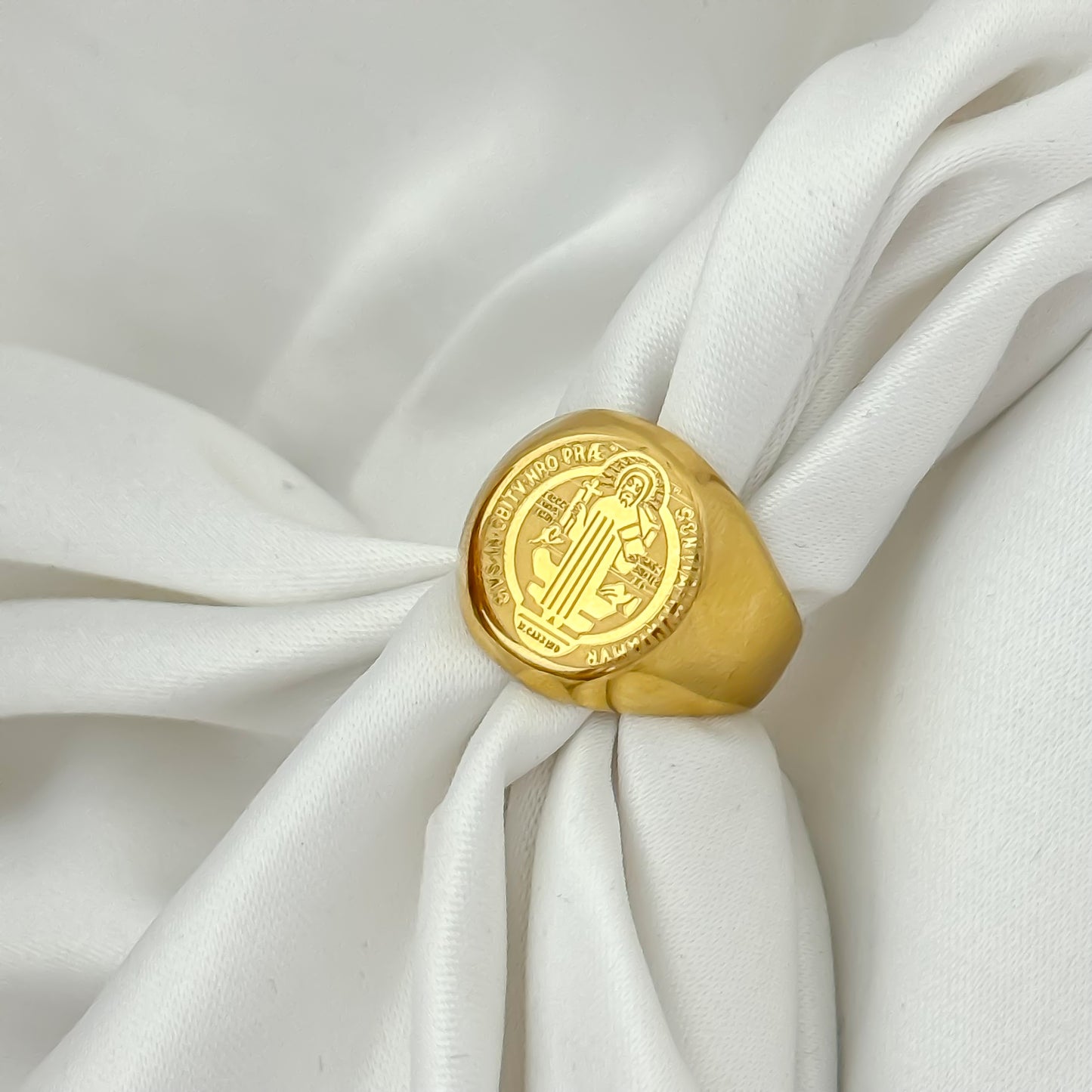 ANILLO DE PROTECCION SAN BENITO EN BAÑO DE ORO 18K CON GARANTIA DE POR VIDA