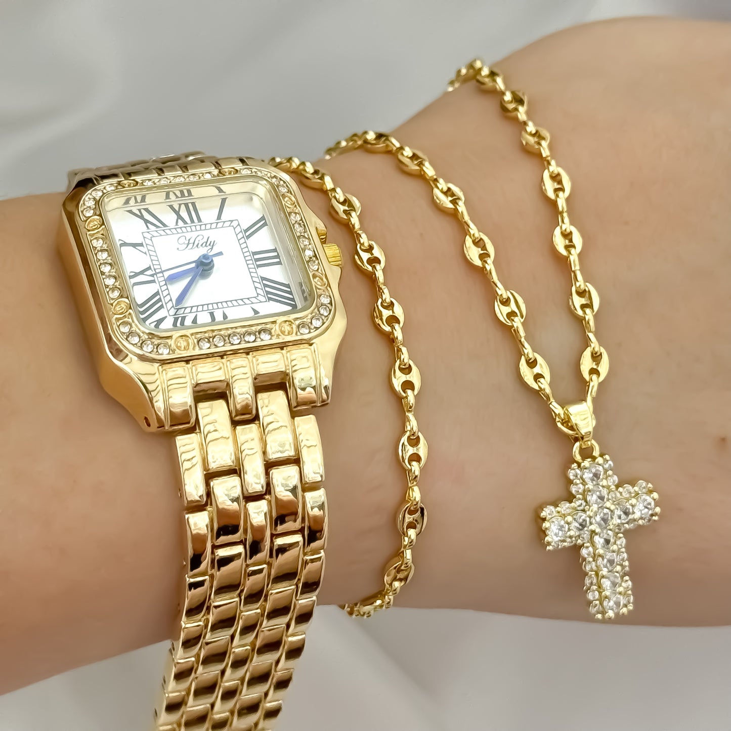 Juego de Cadenas Tejido Gucci + Dije circones + Pulsera Gucci + Reloj Catier para Dama en Baño de Oro de 18k