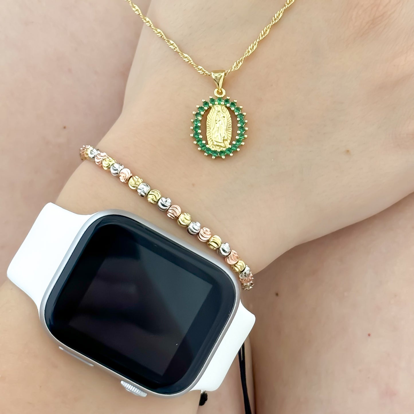 JUEGO PARA DAMA CADENA TEJIDO SINGAPUR + VIRGEN GUADALUPE CIRCONES VERDE ESMERALDA DE ORO + MANILLA DE 3 OROS BALIN 4MM EN BAÑO DE ORO DE 18K + RELOJ INTELIGENTE