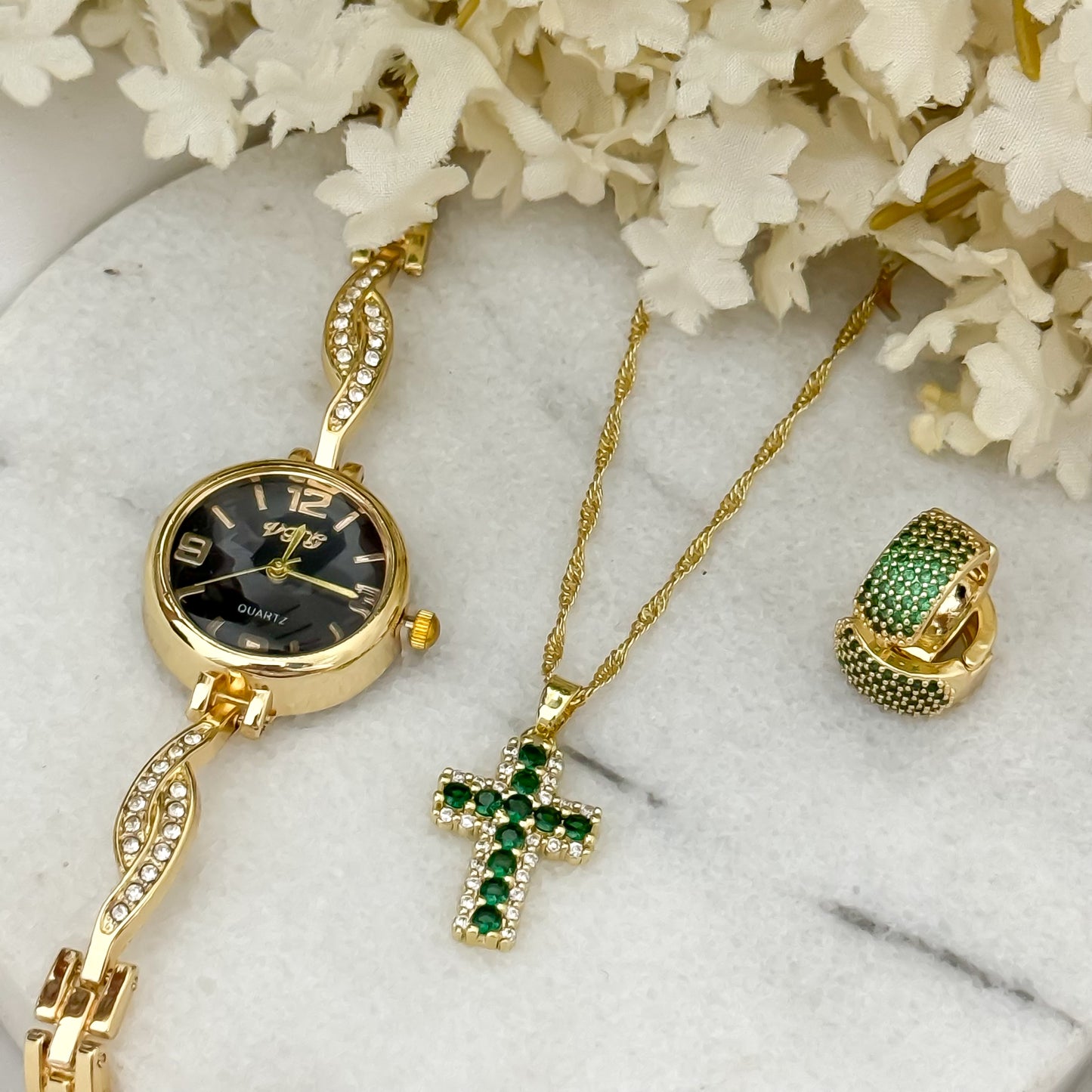 Conjunto  Verde Esmeralda Cadena Singapur + Cruz + Candonga en circonia verde Esmeralda + Reloj Quartiz de Alta Calidad en Baño de Oro de 18k