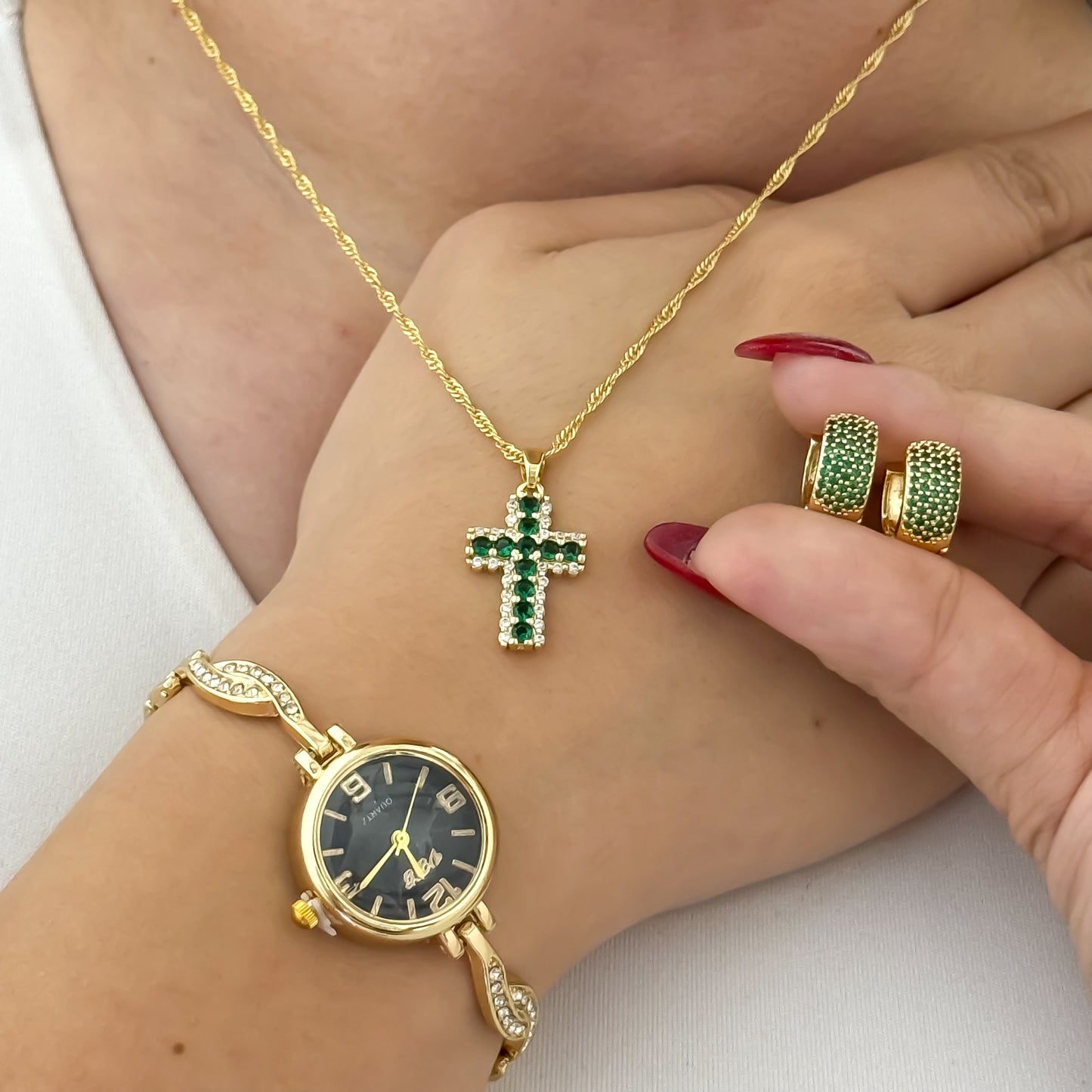 Conjunto  Verde Esmeralda Cadena Singapur + Cruz + Candonga en circonia verde Esmeralda + Reloj Quartiz de Alta Calidad en Baño de Oro de 18k